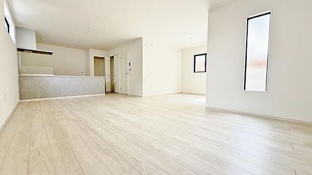 《リビングダイニング》 ■大画面TVも余裕、インテリアプランが考えやすいワイドなリビング。家族がしぜんに集まる広さ、お子様が思わず走り出す大空間。