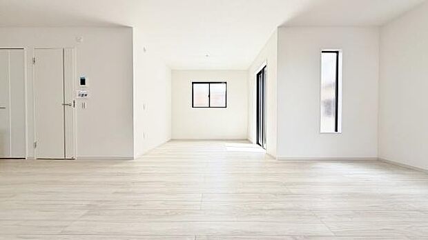 《リビングダイニング》 ■開放的で広いリビング。のびのびとくつろげるリビングは、家族のコミュニケーションの場として、みんなが集まる場所に。