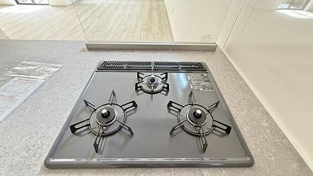 《三口ガスコンロ》 ■3つの炎が奏でる、心地よい暮らし。ビルトインガスコンロとグリルで、本格的な料理も思いのまま。明るく広々としたキッチンで、新しい日常を。