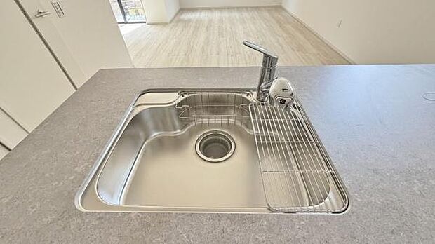 《キッチン》 ■ステンレス製シンク。幅と奥行きがありますので、食器洗時のストレスも減りそうです。