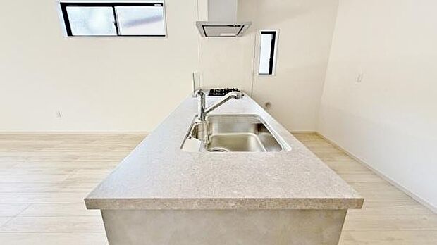 《ダイニングキッチン》 ■会話を楽しみながら食事を味わう。一緒にいる時間が楽しい空間。カフェにいるような気分で毎日を過ごしたい。家族でいる時間を柔らかに包み込むインテリア。