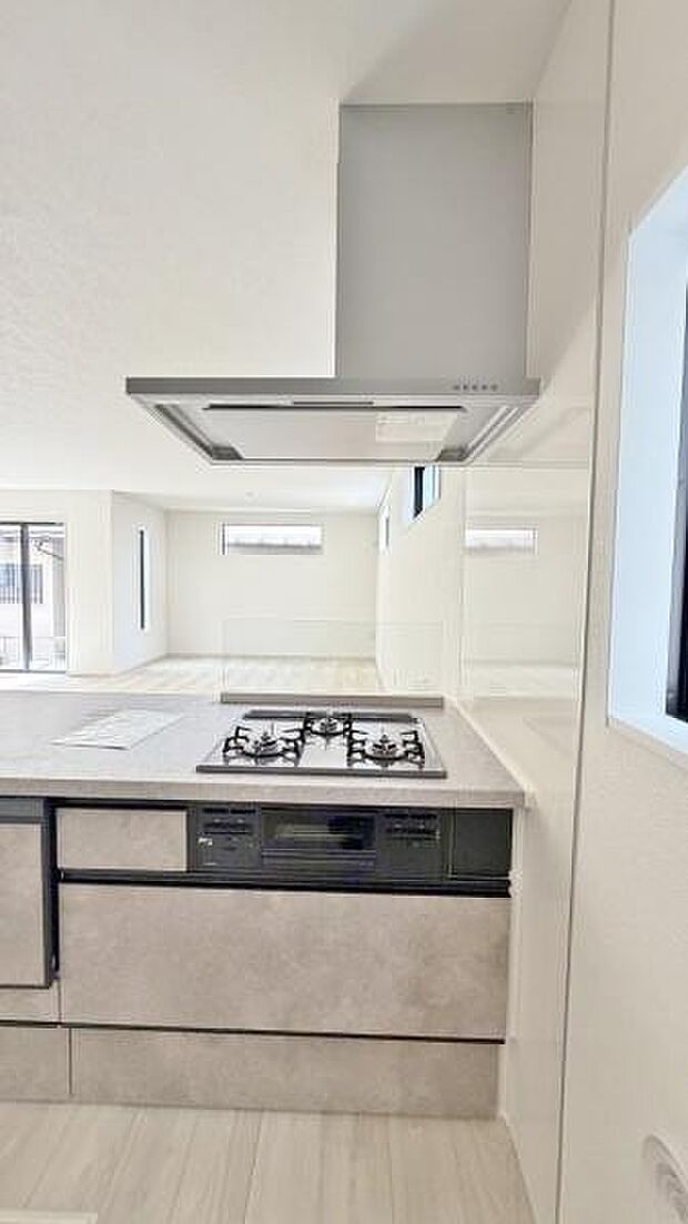 《システムキッチン・レンジフード》 ■カフェのようなスリムレンジフード。清潔感あるシルバーで、キッチンをモダンに演出します。