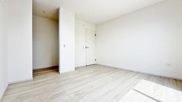 《洋室》 ■収納もしっかりとれていて、陽当たりも良く明るい居室。