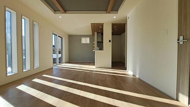 《リビングダイニング》 ■上質な時間を育む暮らしのメインステージ。寛ぎとご家族とのコミュニケーションを育む居心地のよい場所。この明るい空間は家族に安らぎを与えて、落ち着いた心地よい空間になるでしょう。