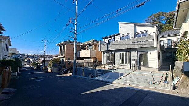 《前面道路》 ■前面道路が広く、開放的です。日当たりも良好です。