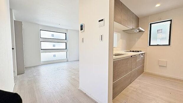 《リビングダイニング》 ■豊かな光が照らすこの場所は、たわいもない会話を楽しみ、ゆったりとした時間を過ごす場所。家族の日常が刻まれる大切な空間です。自然光に溢れるこの空間はリフレッシュにピッタリです。