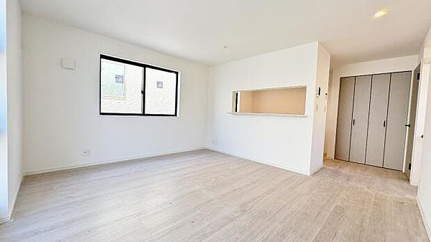 《リビングダイニング》 ■家族が自然と集まって、思い思いにくつろぎ、遊び、語らう、やすらぎの空間。隣室との間仕切りを開け放てばより一層開放的な空間に。