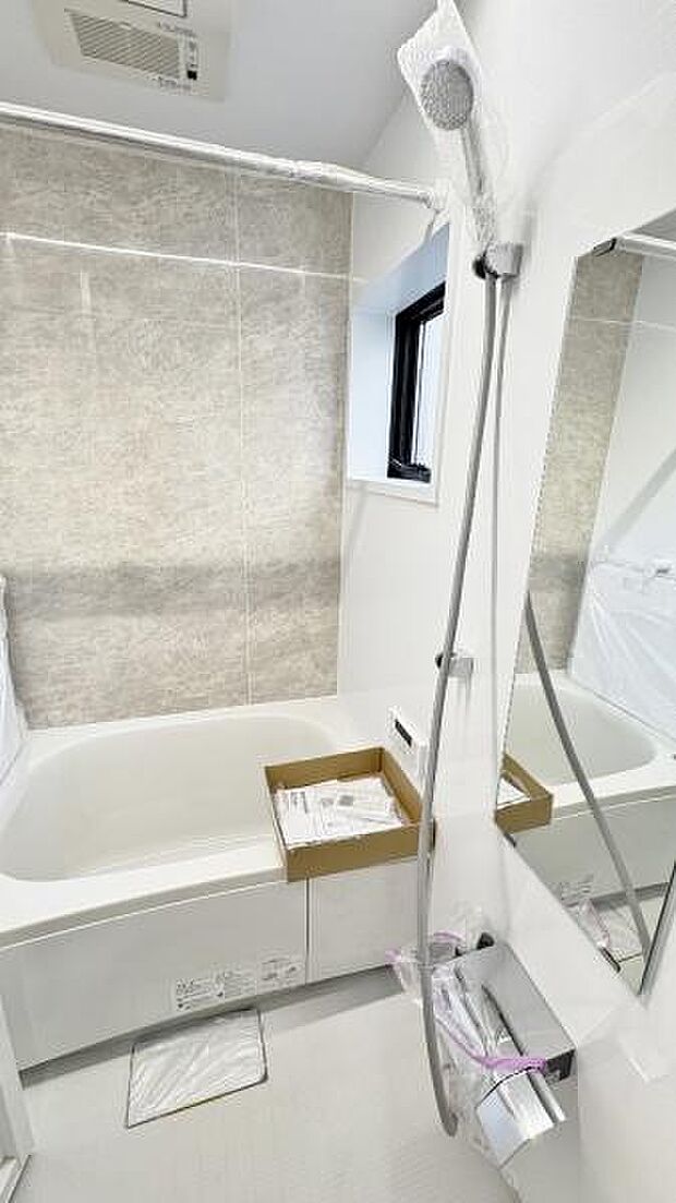 《浴室》 ゆったり足を伸ばせる浴槽。お子様と一緒でもゆとりの広さ。1日の疲れを癒してくれるバスタイム。窓付きのバスルームは明るく、浴室乾燥機能付きなので、天気の悪い日の外出も安心して出掛けられます。