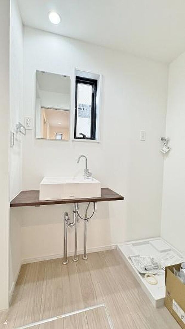 《洗面化粧台》 ■使いやすいシャープなデザインの洗面化粧台。