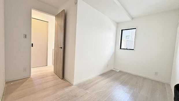 《洋室》 ■収納もしっかりとれていて、陽当たりも良く明るい居室。