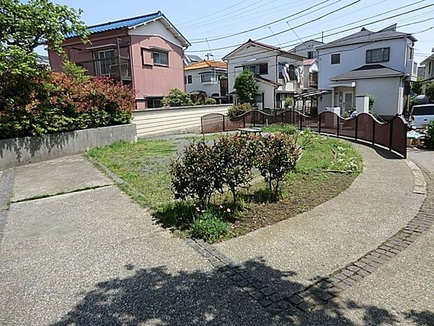 中浜町公園まで167m、お散歩の途中で一休みできる小さな公園