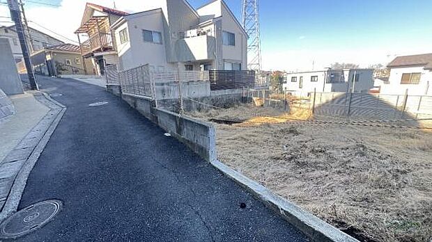 《前面道路》 ■閑静な住宅街の一角