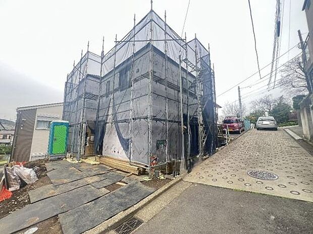 《外観》車通りも少ないため、落ち着いた雰囲気です。お子様がいらっしゃる方もご安心かと思います。