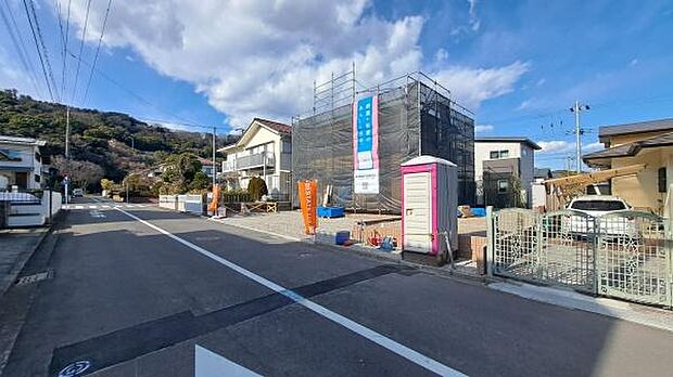 低層の住宅が立ち並ぶ住宅地に佇む、スタイリッシュな外観のお住まいを予定しております。吹抜から陽の光をLDKに採りこみますので、とても明るいお住まいです。