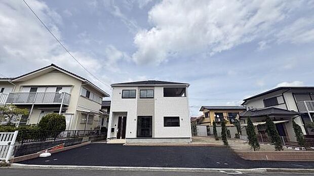 《前面道路》　■前面道路が広く、開放的です。日当たりも良好です。