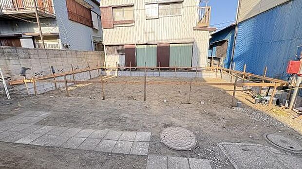 《前面道路》　■道路と敷地はフラットな地形です。