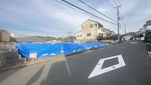 《前面道路》 ■前面道路が広く、開放的です。日当たりも良好です。