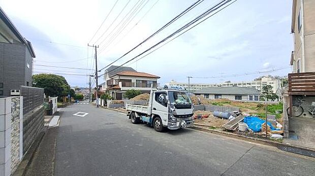 《前面道路》　■前面道路が広く、開放的です。日当たりも良好です。
