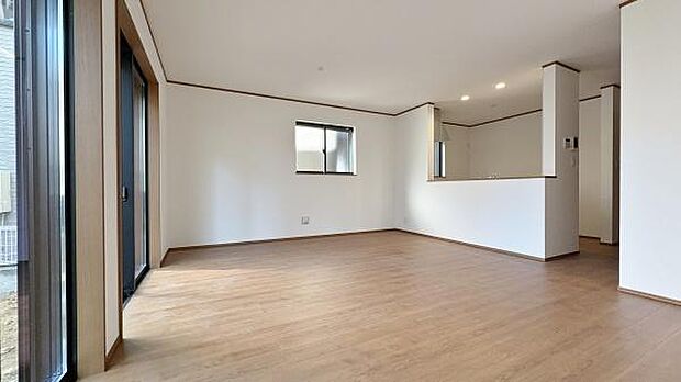 《リビングダイニング》　■開放的で広いリビング。のびのびとくつろげるリビングは、家族のコミュニケーションの場として、みんなが集まる暖かな場所に。