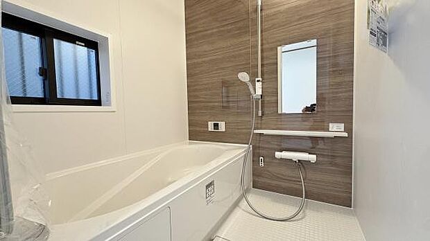 《浴室》　■ゆったり足を伸ばせる浴槽。お子様と一緒でもゆとりの1坪タイプ。1日の疲れを癒してくれるバスタイム。