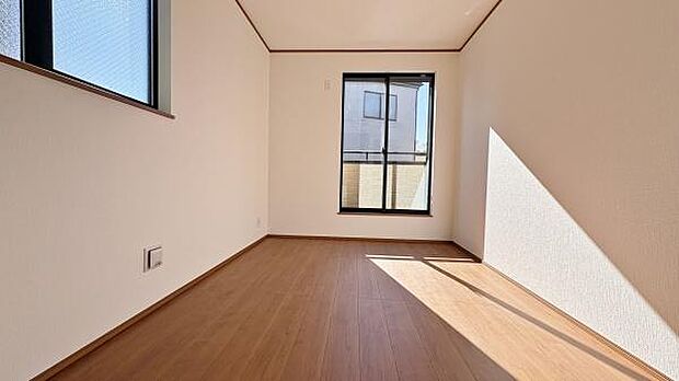 《洋室》 ■収納もしっかりとれていて、陽当たりも良く明るい居室。