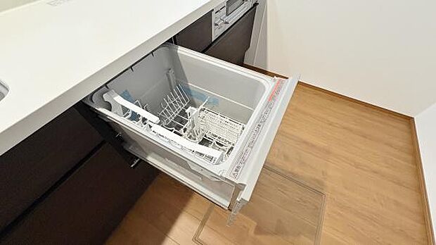 ビルトインのタイプの食器洗乾燥機を標準装備。家事の中でも嫌われがちな食器洗いを強力にサポートしてくれるばかりか、節水の面で家計にも優しい住宅設備です。