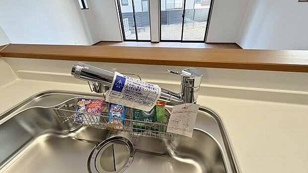 浄水器一体型の水栓♪ワンタッチで切り替えができますので、キレイなお水を惜しみなく毎日のお料理や家事全般に使用していただけます！！
