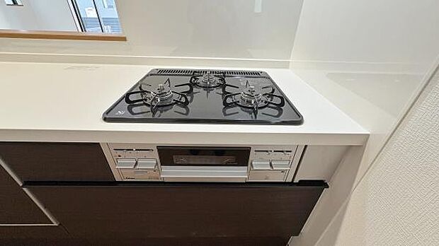 ゴトクの取外しが簡単でお手入れがしやすい3口のガスコンロ。高火力の強力バーナーでお料理の際に多用されるコンロと、温めなおす際にオススメの小火力バーナーのコンロと用途にあわせて使い分けていただけます！