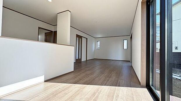 《リビングダイニング》 ■豊かな光が照らすこの場所は、たわいもない会話を楽しみ、ゆったりとした時間を過ごす場所。家族の日常が刻まれる大切な空間です。自然光に溢れるこの空間はリフレッシュにピッタリです。