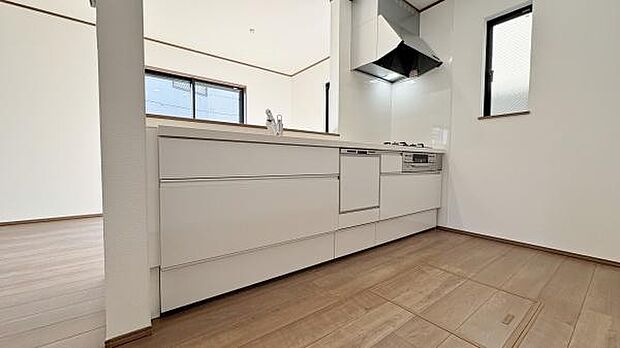 《キッチン》 ■インテリアの主役になる、モダンでスタイリッシュなシステムキッチン。美しいデザインと使い勝手の良さを兼ね備え、料理をするのが待ち遠しくなる空間です。