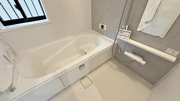 《浴室》 ■ゆったり足を伸ばせる浴槽。お子様と一緒でもゆとりの1坪タイプ。1日の疲れを癒してくれるバスタイム。