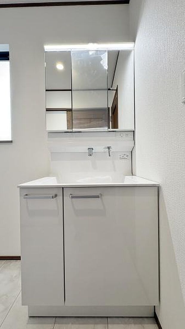 《洗面化粧台》 ■洗面化粧台の鏡は、メイクや髭剃りに便利な三面鏡タイプ。洗面台サイドには収納スペースとして利用でき、小物などの保管に便利な棚も付いています。