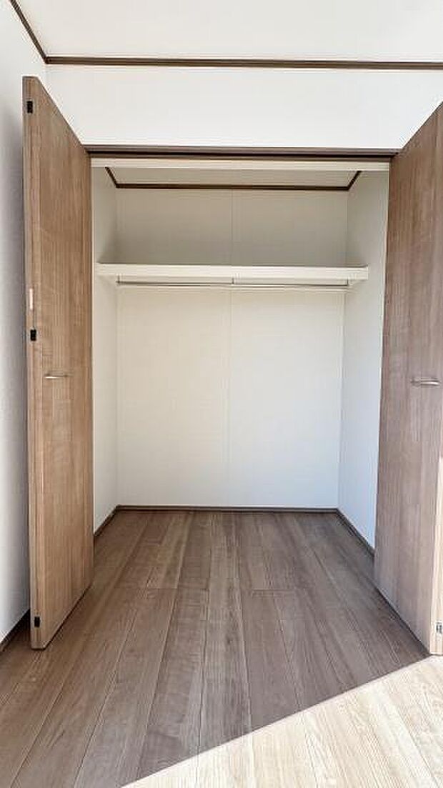 《収納》　■洋服を機能的に収納できるハンガーパイプのほか、帽子やバッグを置ける枕棚も設置。ゆとりあふれる収納空間です。