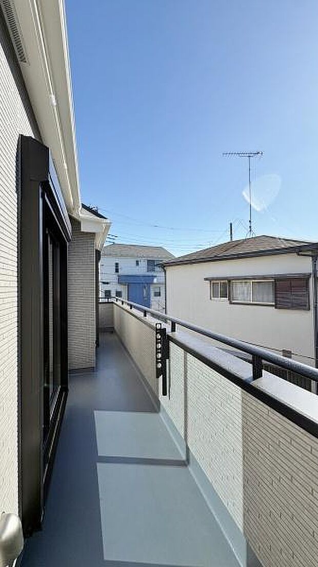 《バルコニー》　■「青い空」と「白い雲」、「気分が晴れる場所」がここにあります。