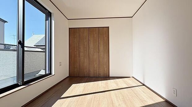 《洋室》　■収納もしっかりとれていて、陽当たりも良く明るい居室。