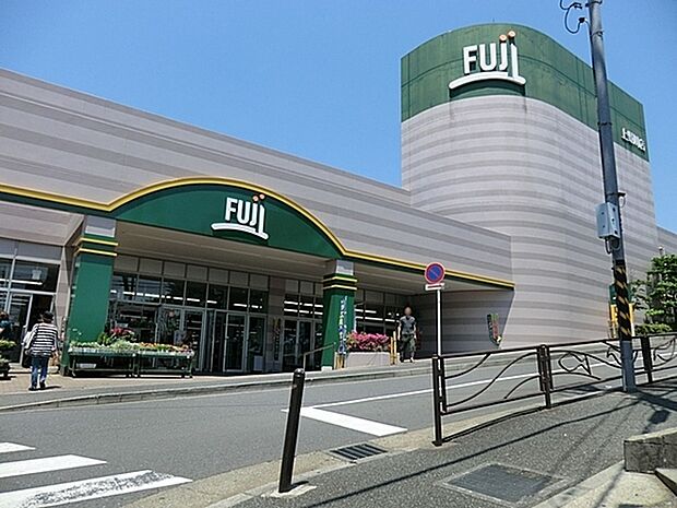 Fuji上野川店まで1370m、広い店内は、所狭しと商品が陳列してあります。お目当てのモノもきっと見つかる宝探し。ゆっくりお買い物を楽しめます。