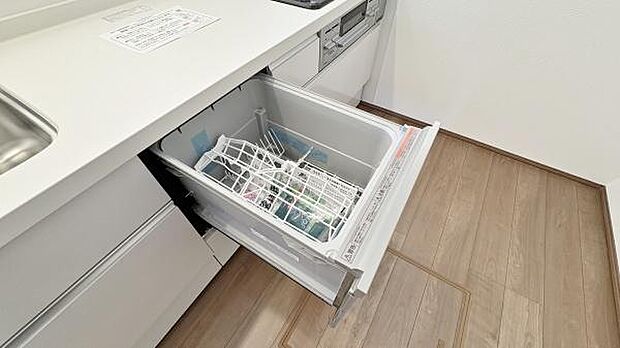 ビルトインのタイプの食器洗乾燥機を標準装備。家事の中でも嫌われがちな食器洗いを強力にサポートしてくれるばかりか、節水の面で家計にも優しい住宅設備です。