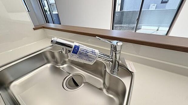 浄水器一体型の水栓♪ワンタッチで切り替えができますので、キレイなお水を惜しみなく毎日のお料理や家事全般に使用していただけます！！