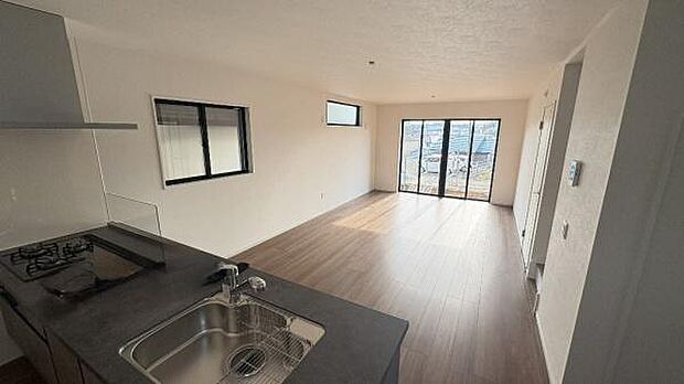 《リビングダイニング》　■開放的で広いリビング。のびのびとくつろげるリビングは、家族のコミュニケーションの場として、みんなが集まる暖かな場所に。