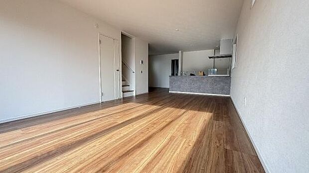 《リビングダイニング》　■ゆとりを感じさせる上質で明るい空間が、住まう人や訪れる人を心地よく迎え入れてくれます。