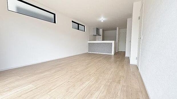 《リビングダイニング》 ■大画面TVも余裕、インテリアプランが考えやすいワイドなリビング。家族がしぜんに集まる広さ、お子様が思わず走り出す大空間。