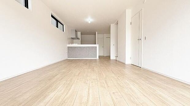 《リビングダイニング》 ■開放的で広いリビング。のびのびとくつろげるリビングは、家族のコミュニケーションの場として、みんなが集まる憩いの場所に。