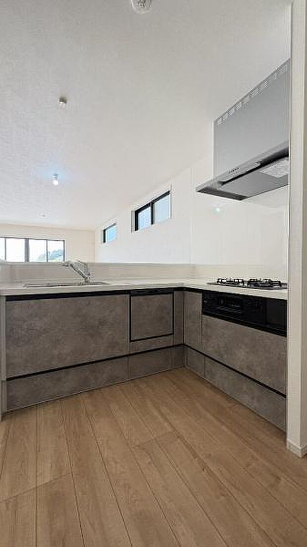 《キッチン》 ■使いやすい収納豊富なキッチンです。