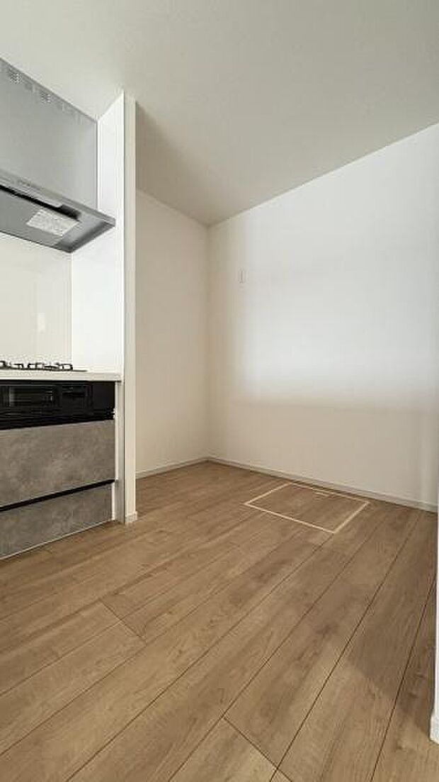 《システムキッチン》 ■大型冷蔵庫や食器棚を置いても余裕なスペース。奥様の料理の腕も上がりそうな予感。