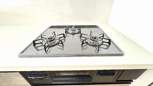 《三口ガスコンロ》 ■毎日料理をする方、家族の分まで作られる方には必須の三口ガスコンロ。同時進行が可能で効率よく、楽しく料理ができます