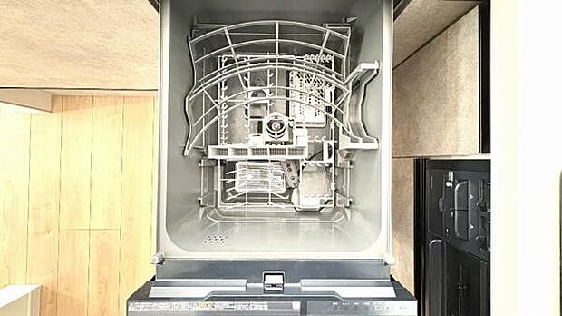 《食器洗い乾燥機》■食事後もゆっくり過ごせる食器洗い乾燥機を設置。手洗いよりもキレイに洗え、節水にもなる主婦の味方です