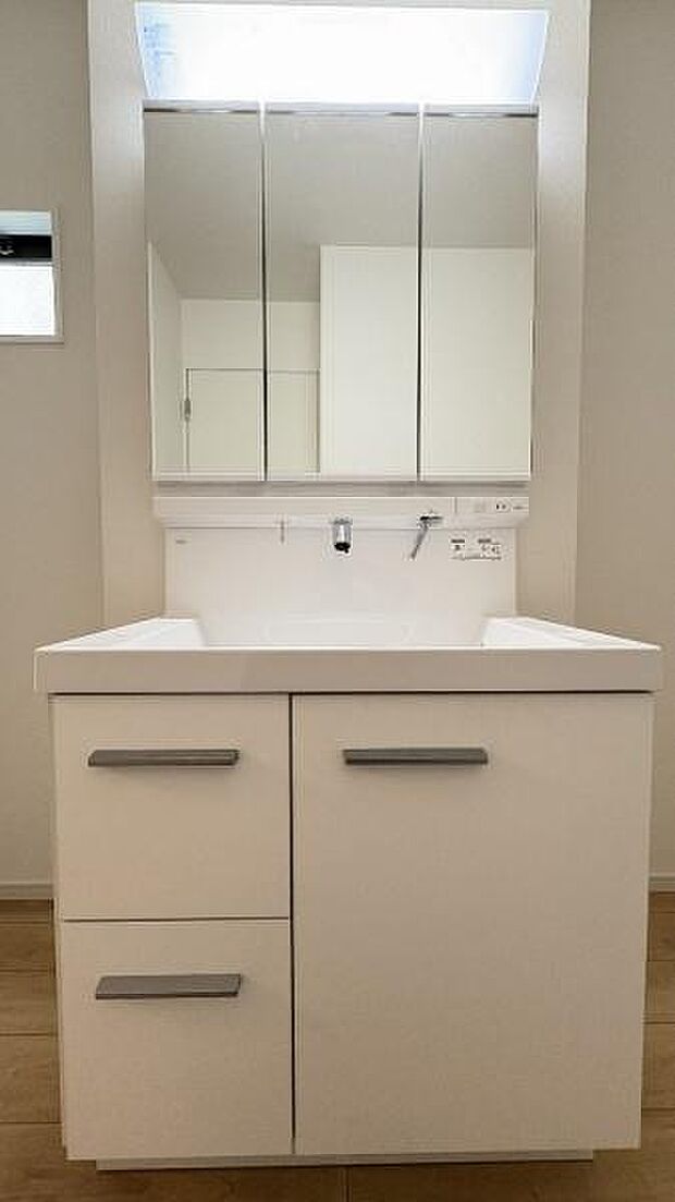 《洗面化粧台》 ■使いやすいシャープなデザインの洗面化粧台。