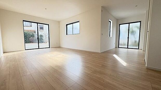 《リビングダイニング》 ■上質な時間を育む暮らしのメインステージ。寛ぎとご家族とのコミュニケーションを育む居心地のよい場所。この明るい空間は家族に安らぎを与えて、落ち着いた心地よい空間になるでしょう。