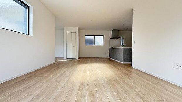 《リビングダイニング》　■開放的でのびのびとくつろげるリビングは、家族のコミュニケーションの場として、みんなが集まる暖かな場所に。