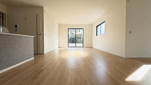 《リビングダイニング》 ■ご家族でゆったりとした時間を過ごす場所です。